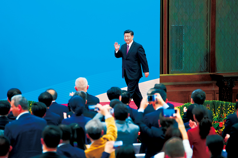 2019年4月27日，第二屆“一帶一路”國(guó)際合作高峰論壇在北京雁棲湖國(guó)際會(huì)議中心舉行圓桌峰會(huì)，國(guó)家主席習(xí)近平主持會(huì)議并致開(kāi)幕辭。圓桌峰會(huì)閉幕后，習(xí)近平會(huì)見(jiàn)中外記者，介紹第二屆“一帶一路”國(guó)際合作高峰論壇圓桌峰會(huì)情況和主要成果。這是習(xí)近平步入記者會(huì)現(xiàn)場(chǎng)。 